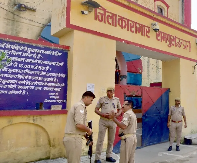आजम खान से ईडी की पूछताछ करने के दौरान जेल के बाहर खड़ी पुलिस। जागरण